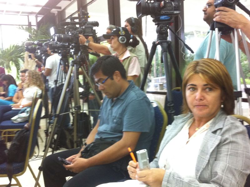 Periodistas en rueda de prensa con las víctimas