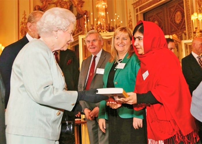 La reina Isabel junto a Malala