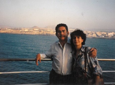 Manuel Cepeda en Cuba junto a su hija María