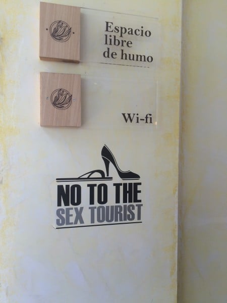 Este es un aviso visible en muchos establecimientos de El Poblado, en Medellín