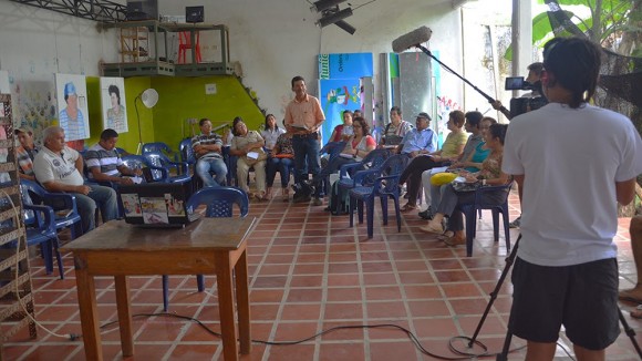 En la escuela se reunió la Comisión por la Vida del Agua de Belén de los Andaquíes. Imagen tomada de http://escuelaaudiovisualinfantil.blogspot.com/