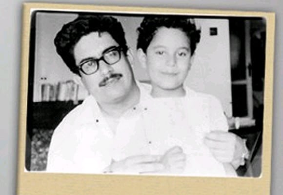 Iván Cepeda en brazoz de su papá Manuel Cepeda, hace más de 30 años. 