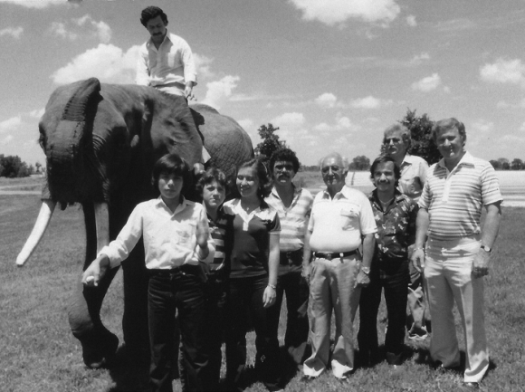 Esta fotografía inédita muestra a mi padre subido en un elefante del zoológico de Dallas, Texas. En ese viaje con buena parte de su familia compró decenas de animales que más tarde llegarían a la hacienda Nápoles. 