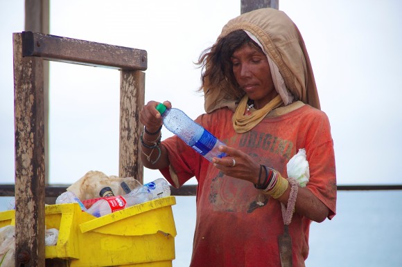 Como guardiana del Pilón de azúcar, María recoge la basura que encuentra a orilla del mar 