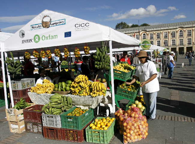 En Bogotá se realizan mercados campesinos hace 10 años.  Imagen tomada de http://www.radiosantafe.com/2011/05/26/bogota-prepara-nueva-jornada-de-mercados-campesinos/ 