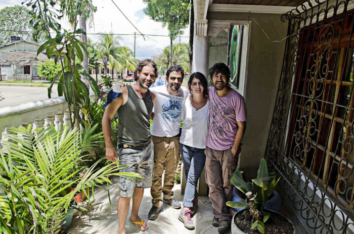 Hervé, Sebastián, Marina y Camilo en la entrada del Hostal de Hervé.  Leticia 2014. Fotografía: Camilo Rozo