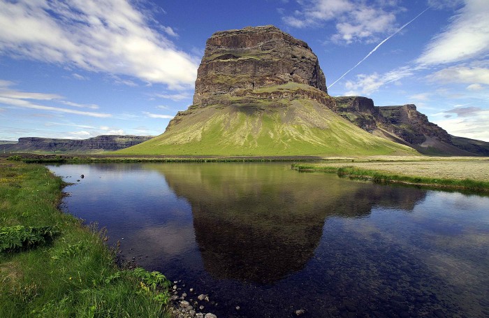 Un viaje a Islandia invita a disfrutar montañas fantásticas, saludables aguas geotermales, volcanes, glaciares, parques naturales