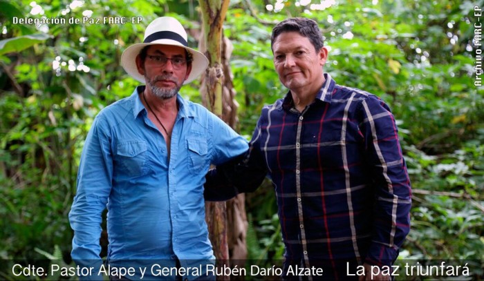 El comandante guerrillero Pastor Alape y el Gneneral Rubén Darío Álzate. Esta es la imagen que cuestiona el Senador Uribe 