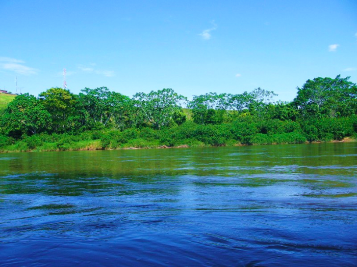 Por el piedemonte caqueteño bajan numerosos ríos que nutren la Amazonía, como el Río Caguán. Foto de sanvicentedelcaguan-caqueta.gov.co