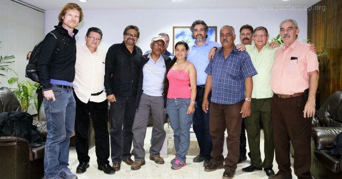 Foto: Joaquín Gómez con sus compañeros de las FARC y los delegados de los países acompañantes de Noruega y Cuba en La Habana.