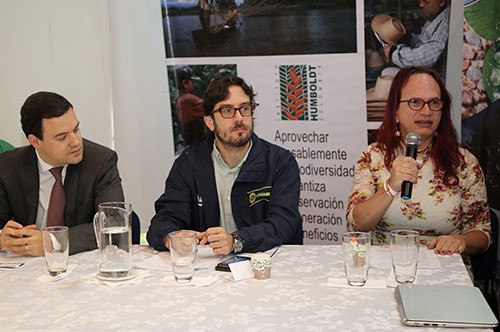 El Viceministro de Ambiente, Pablo Vieira y Brigitte Baptiste, directora del Humboldt, además de autoridades del IDEAM y del IGAC, entre otras, presentaron los avances de los estudios sobre páramos el 6 de febrero en el jardín Botánico de Bogotá.