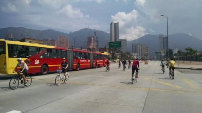 Bicicletas y TransMilenio en Bogotá. Crédito imagen: Darío Hidalgo, 2015