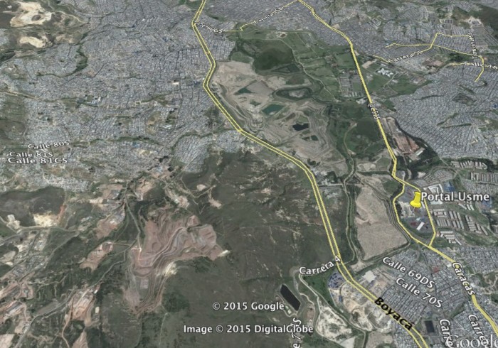 Minería enclavada en el sur de Bogotá. Imágen de Google Earth.  El río Tunjuelo, a esta altura, pasa entre la Boyacá y la Caracas.