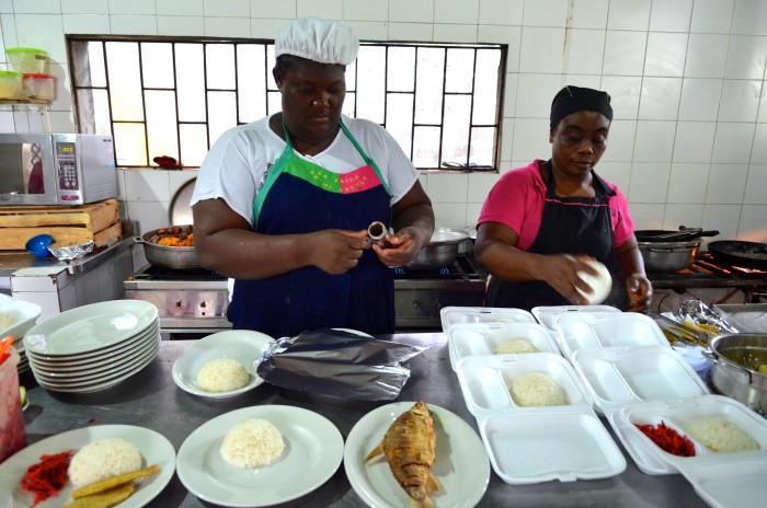 Ellas cocinan paz en medio de la guerra - -- Las2orillas DSC_1548