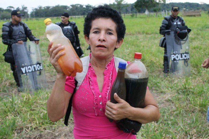 Marta Chivatá, de la Vereda La Esmeralda en Acacías, Meta, protesta por el agua que hay en sus aljibes sale contaminada por la explotación petrolera.