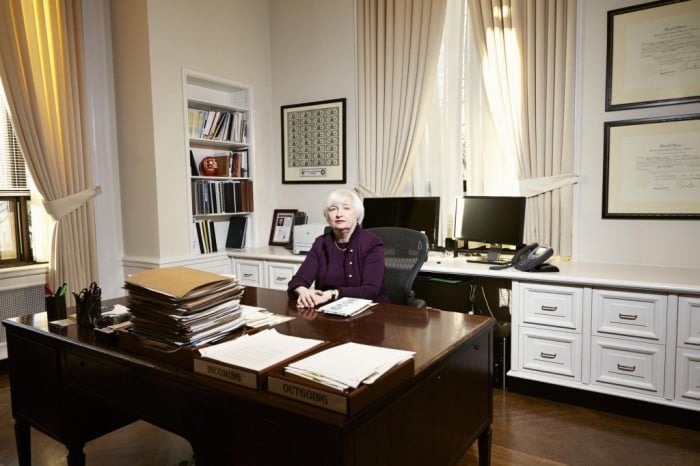 En su oficina en el edificio de la Reserva Federal de los Estados Unidos en Washington. Foto: bergdorftobloomberg.com 
