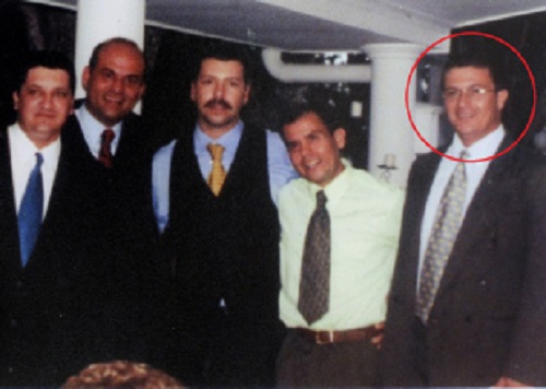 En esta imagen, muy poco conocida aparecen Diego Vecino, Salvatore Mancuso, Daniel Rendón, Carlos Castaño y el hombre de las finanzas Raúl Hasbún.