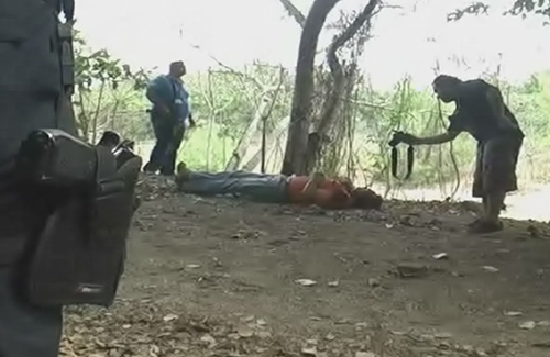 El cadáver de Virgilio Camacho, funcionario de Arcelor Mittal en México, fue encontrado al lado de un arroyo. Lo mataron por oponerse a la compra del hierro robado por los carteles.