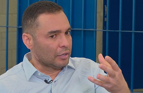 Jairo Hugo Escobar, conocido como el Zar del Oro, fue detenido en el a;o 2012. Su pelea con la familia Taborda, a dinamita pura, estuvo a punto de acabar con Segovia, al noroeste de Colombia.