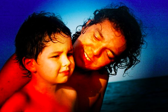 Alejandro con su niño Tomás en el mar