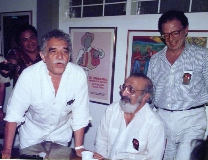 El 2 de mayo de 1992 debajo de la tarima Francisco El Hombre, Gabriel García Márquez cantó vallenatos acompañado del acordeón del Rey Vallenato, Julián Rojas. Juan Gossain y Enrique Santos lo acompañan en la foto /regióncaribe.org