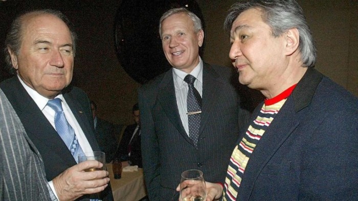 Con el reconocido mafioso ruso Alimsan Tochtachunow departiendo unos whiskys