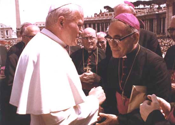 El día en que Juan Pablo II humilló a Monseñor Romero en el Vaticano