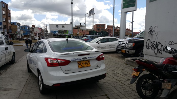 El deterioro del andén es notable por culpa de los vehículos que suben al andén . Foto tomada el 24 de junio de 2015