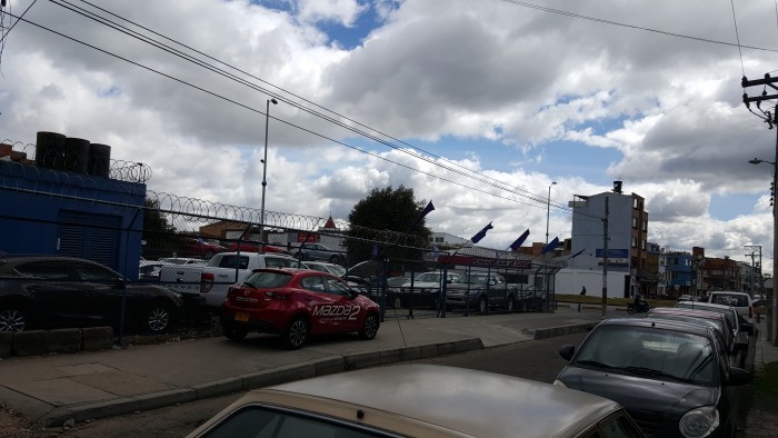 Los vehículos ocupan todo el anden sin dejar espacio para el peatón. Foto tomada el 24 de junio de 2015