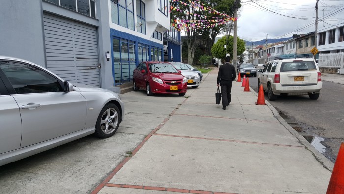 ¿Dónde está la alcaldía local y la policía de tránsito controlando esta siutación?