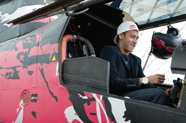 Neymar brinca no cockpit do helicoptero Apache no Hangar7, em Salzburg