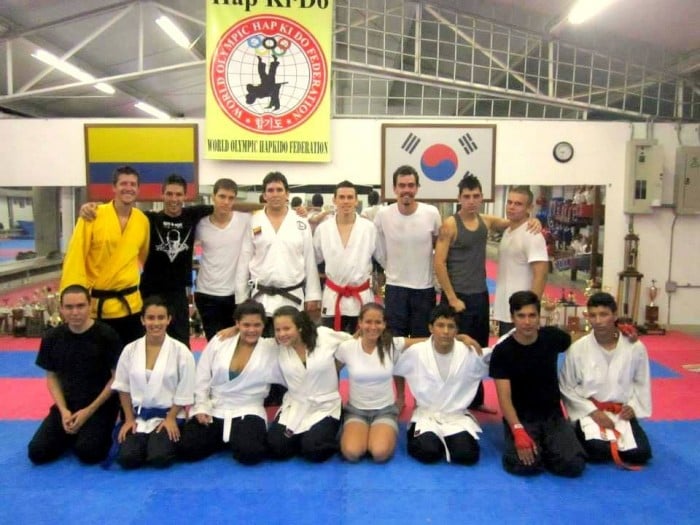 Jorge Arango y su grupo de artes marciales