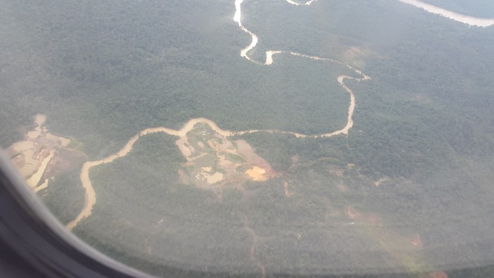 Desde un avión se ve la huella maldita de la minería ilegal sobre el Atrato