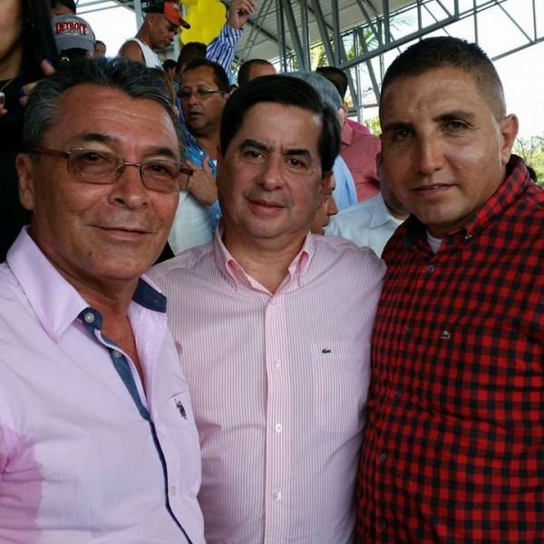 En la foto tomada el día del evento se aprecia en la zona de invitados especiales al candidato John Mario Vélez de camisa de cuadros posando junto al ministro Cristo.