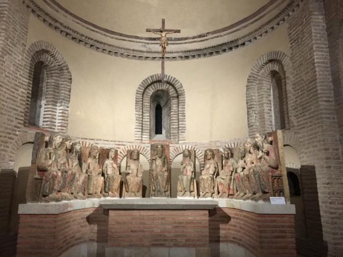  Altar de la iglesia estilo románico mejor conservada que encontré, Alba de Tormes, de puede ver la sencillez de este estilo arquitectónico. Roma pretendió combatir la Reforma de Lutero con la impotencia de los lujos de la arquitectura renacentista y barroca. 
