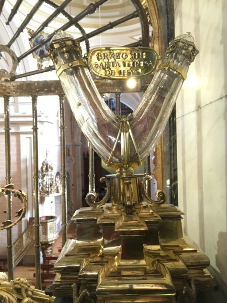Brazo de Santa Teresa de Ávila, una de las reliquias que se conservan en Alba de Tormes, España, donde murió la primera doctora de la Iglesia Católica. Tierra de donde es el ducado de la recién fallecida “duquesa de Alba”. 