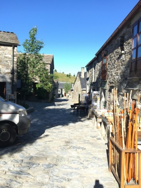 Calle de O Cebreiro, uno de los castros celtas mejor conservados del mundo (otro día me referiré a su gestor)