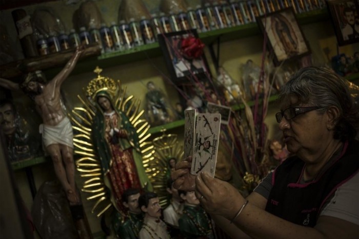 Teresa de Jesús Sánchez vende recuerditos en el templo a Jesús Malverde. (Foto por Hans-Maximo Musielik/VICE News)