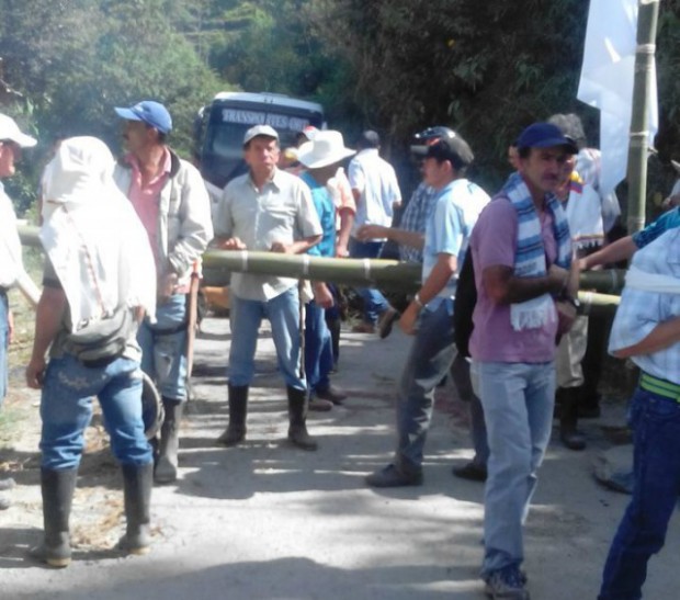Del Edén al Infierno: campesinos de Bolivia (Caldas) protestan por el agua - -- Las2orillas Foto: subida por autor