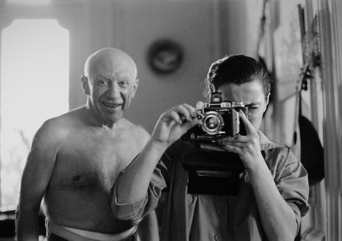 Jacqueline detrás de la cámara con Picasso, 1957, es una de las fotos de David Douglas Duncan