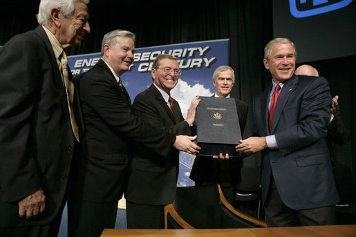 Bush durante el 2005 Energy PolicyAct. Foto: Casa Blanca, Eric Draper
