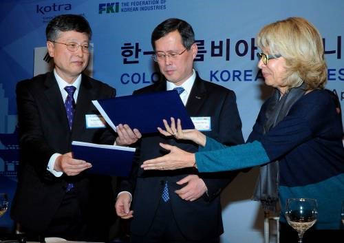 Cecilia Álvarez-Correa y el ministro de Comercio, Industria y Energía de Corea, Yoon Sang-jick. Foto, durante la visita de Estado de la presidente Santos a Corea en Abril de 2015