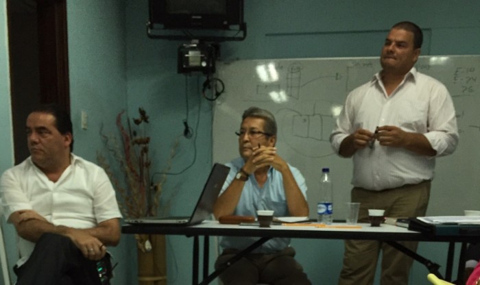En la foto a la izquierda, Alejandro Paz, quien trabaja en la Auditoría de la Nación , quien a su vez es Hermano de Carmenza Paz, en el Centro Carlos Humberto Sánchez Herrera, y a la derecha Copete . 