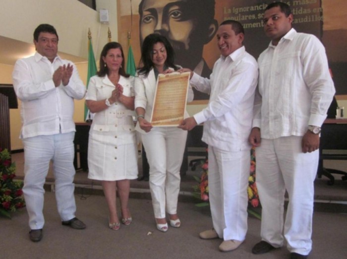 Francisco ‘Kiko’ Gómez (izq.) y la magistrada Yolima Carrillo Pérez (centro)  en homenaje en la Asamblea de La Guajira. (Foto: Paz y Reconciliación)