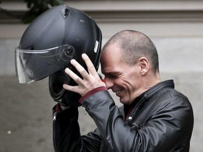 Varoufakis, un ministro de Finanzas en moto contra la troika