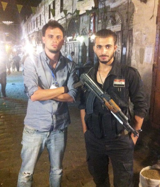 Foto del enviado anfibio Daniel Wizenberg junto a un soldado de Hezbolah