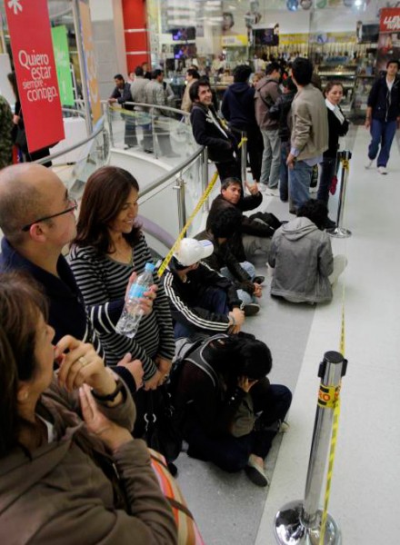 A pesar de pagar el concepto 'servicio', los usuarios tienen que hacer largas filas para reclamar sus entradas o pagar un servicio adicional de envío