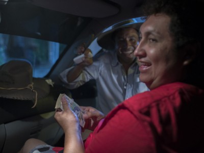 En la Ciudadela La Bendición, Jhon Jairo debe parar su camioneta en cada calle para hacer favores, oír solicitudes y ver que todo marche bien. Foto: Federico Ríos