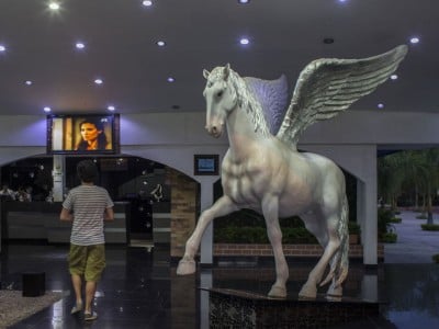 El lobby del hotel La Bendición, un hotel campestre de lujo construido a las afueras de Yopal por Jhon Jairo. Foto: Federico Ríos