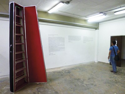 Daniel Felipe Escobar, Estuche para escalera (una y tres formas de ver un objeto inútil), 2012. Escultura/objeto